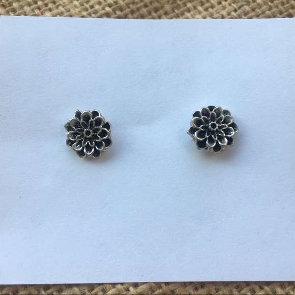 Lucky Brand Silver Dahlia Stud Earrings